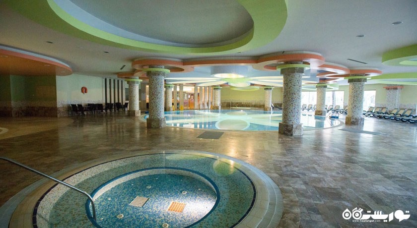 نمای استخر سرپوشیده  هتل رویال وینگز